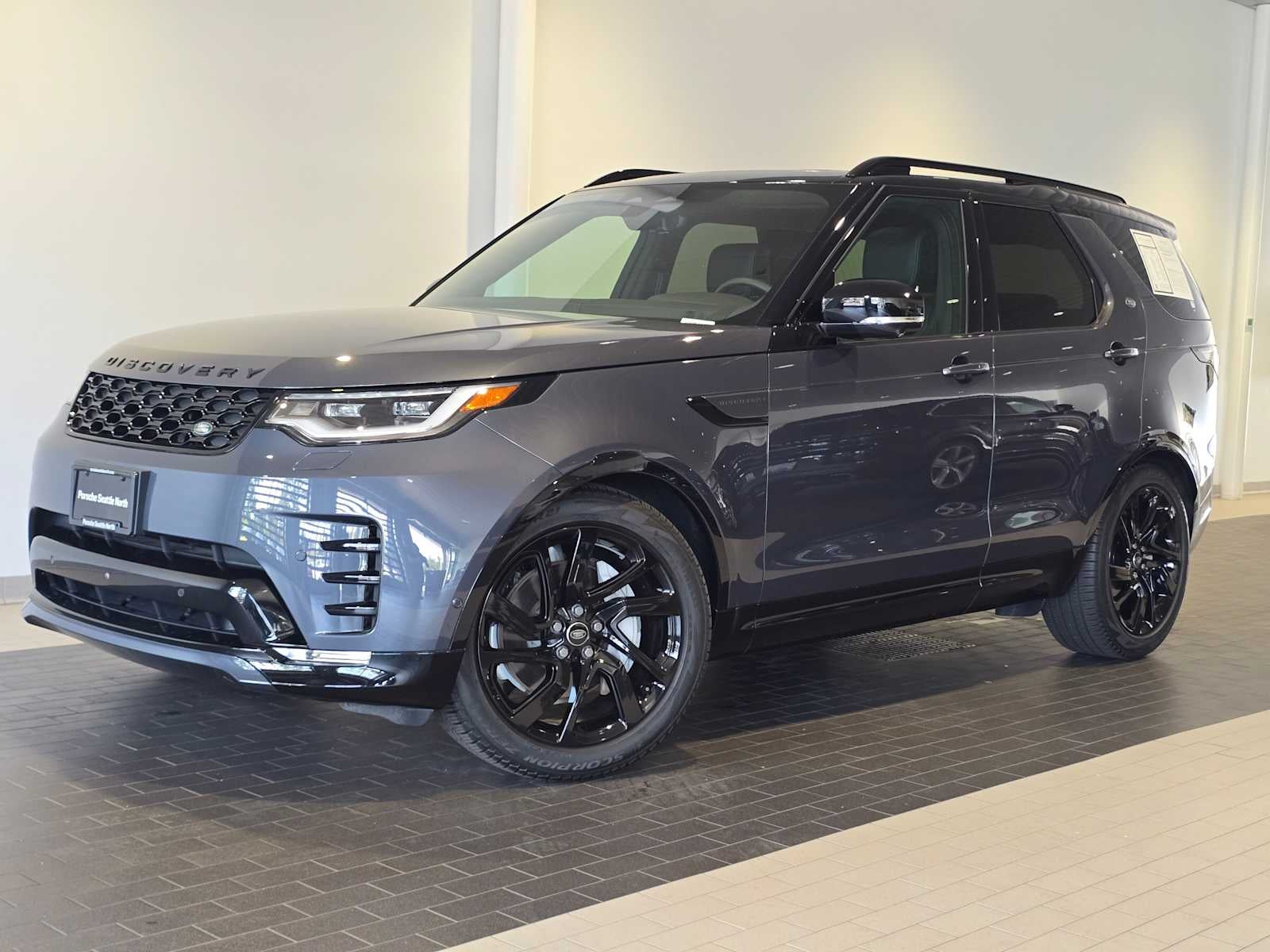 2025 Land Rover Discovery Dynamic SE in Varesine Blue Metallic — front three-quarter view
